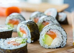 Cách tự cuốn sushi cá hồi ngon mê ly tại nhà