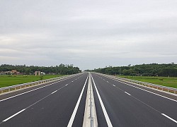 Cãi nhau với chồng, vợ lột sạch đồ nhảy xuống ô tô giữa đường cao tốc