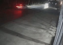 Camera ghi lại cảnh ôtô va chạm xe bán tải làm 2 người chết