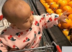 Con gái tò mò bóp nát trái cây trong siêu thị được mẹ cho bài học nhớ đời, cách giáo dục thô bạo gây ra tranh cãi
