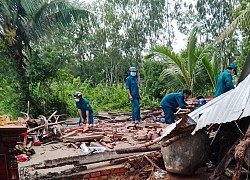 Dông lốc làm sập, tốc mái hơn 110 căn nhà ở Bến Tre