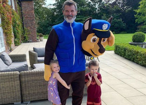 Hai cháu quấn chân cựu danh thủ Roy Keane