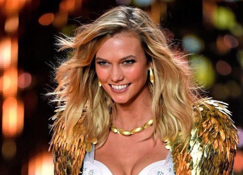 Karlie Kloss diện áo tắm, thả dáng cuốn hút trên mô tô nước