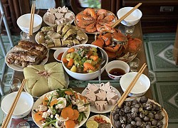 Khoe mâm cỗ ú ụ nào gà, tôm, cua, nem ngon nhức nách &#8211; cô gái bỗng dưng bị nhiều netizen chỉ trích với lý do không thể ngờ