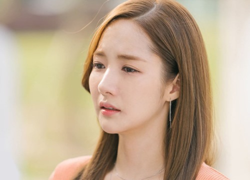 Lần đầu về nhà bạn trai, tôi bất ngờ khi thấy người phụ nữ nhìn chằm chằm rồi đưa mình một chiếc nhẫn vàng