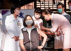 Lãnh đạo Đài Loan tiêm vaccine nội địa