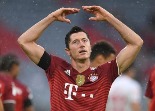 Lewandowski san bằng kỷ lục, Bayern thắng nhọc Cologne