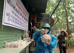 Người đàn ông giơ chân kẹp tiền từ thiện, xem 10 giây tiếp theo tất cả đều "rưng rưng" cảm động
