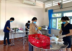 Những bếp ăn nghĩa tình ấm lòng trong mùa dịch