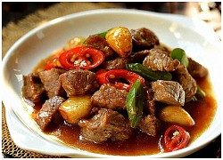 Quên thịt bò xào thập cẩm đi, thịt bò rim tỏi ớt đậm đà hơn nhiều