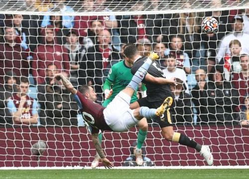 Siêu phẩm 'ngả bàn đèn' trong chiến thắng của Aston Villa