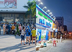 Tờ mờ sáng, người dân TP.HCM 'rồng rắn' xếp hàng chờ siêu thị mở cửa