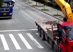 Xe cần cẩu húc đổ đường ống tại Trung Quốc