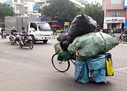 Bắt gặp người đàn ông đi lượm ve chai trong đêm, chàng dân quân đưa ra "hình phạt" khiến tất cả ngỡ ngàng