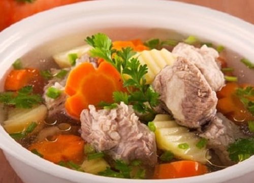 Cách nấu canh xương hầm khoai tây cà rốt ngon ngọt đơn giản tại nhà