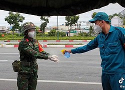 Cụ già đi sai, bộ đội không phạt còn tặng thêm nhiều quà