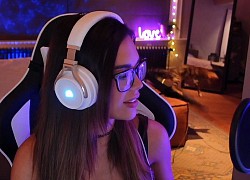 Đang lên sóng vui vẻ, nữ streamer ngay lập tức "tắt nụ cười" vì mèo cưng phá hỏng chiếc tivi giá trị