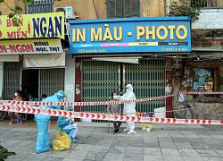 Gõ cửa từng nhà lấy mẫu xét nghiệm COVID-19 tại khu lây nhiễm lớn nhất quận Thanh Xuân