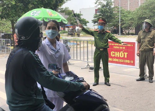 Hà Nội: Người đàn ông lôi cổ áo, đạp công an tại chốt kiểm dịch