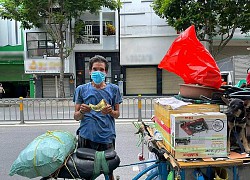 "Lão Hạc" giữa Sài Gòn: Lấy gầm cầu làm nhà sống cùng 2 chú chó nhỏ