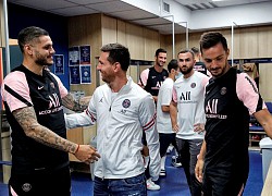 Messi bên cạnh Icardi trong phòng thay đồ PSG