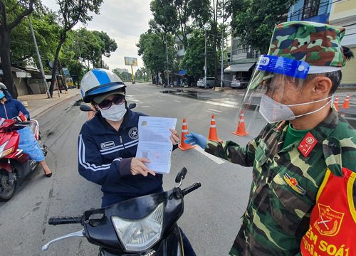 Ngày thứ 2 dùng giấy đi đường mới: Nhiều người vẫn dùng giấy mẫu cũ