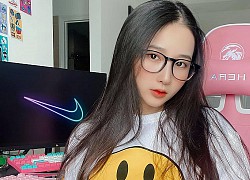 Xuất hiện một nữ streamer Liên Quân khá bạo, tay vén áo đến sát "vòng 1" để xuất hiện khi livestream