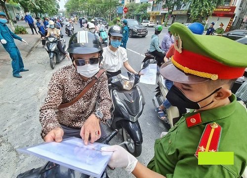 Ra đường không đeo khẩu trang, bị nhắc thì người phụ nữ la lối: "Em không đưa giấy tờ, chở em về phường"