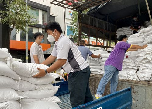 Trao tặng 8.190 'túi gạo nghĩa tình' tới TP Hồ Chí Minh