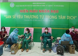 Y bác sĩ Bệnh viện Bạch Mai vừa chống dịch, vừa hiến máu cứu bệnh nhân COVID-19