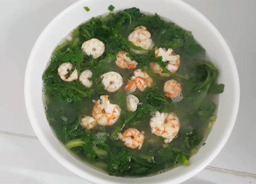 2 cách nấu canh cải cúc - tần ô với tôm sú và chả cá thơm ngon, đơn giản