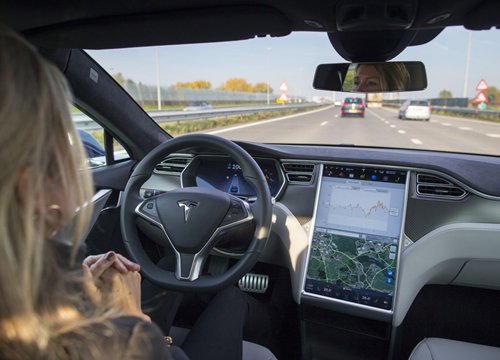 Elon Musk thừa nhận hệ thống Autopilot của Tesla "không tốt lắm"