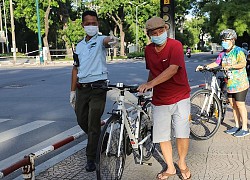 Bị kiểm tra giấy đi đường, người đàn ông viện đủ lý do để qua chốt và câu nói khiến tất cả &#8220;chào thua&#8221;