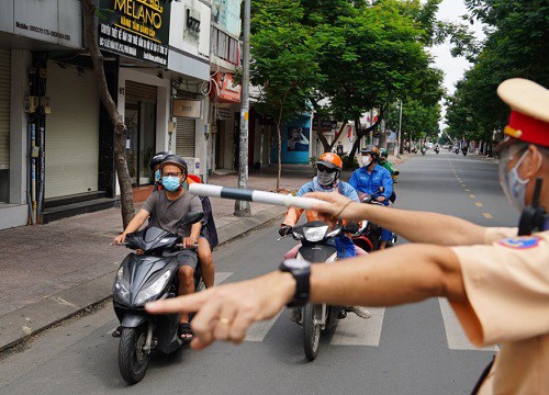 Bị mời về phường làm việc vì vi phạm giãn cách, cô gái trẻ thản nhiên đáp: "Em chưa mặc áo ngực, anh cho em về thay"