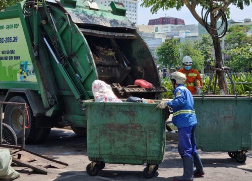 Công nhân thu gom rác ở Đà Nẵng được ưu tiên tiêm vắc xin