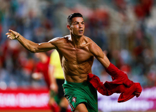 Dân mạng nổ tưng bừng trong ngày Ronaldo lập siêu kỷ lục bóng đá thế giới