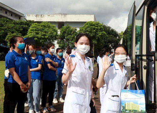 Gặp lại nhóm sinh viên Hà Nội chống dịch co ro trên thùng xe giữa cơn mưa tầm tã của Sài Gòn:"Bọn em vào đây được rất nhiều người dân yêu quý"