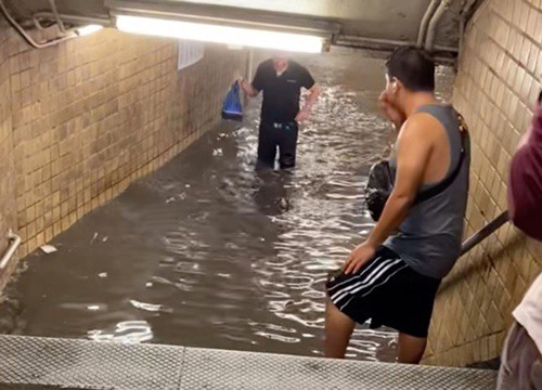 Hàng loạt ôtô bị nhấn chìm trong nước lũ trên đường phố New York