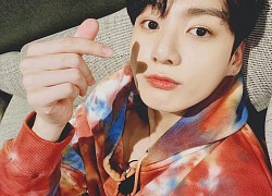 Jungkook khiến áo loang lổ cháy hàng