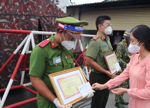 Khen thưởng chiến sĩ trực chốt giúp sản phụ 'vượt cạn' thành công trên vỉa hè