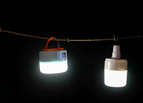 Mua đèn LED năng lượng mặt trời giá rẻ tưởng tiết kiệm điện, ai ngờ vô dụng thế này