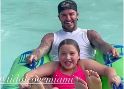 Nhóc Harper lộ thân hình phổng phao dưới nước, to ngang hàng với bố Beckham