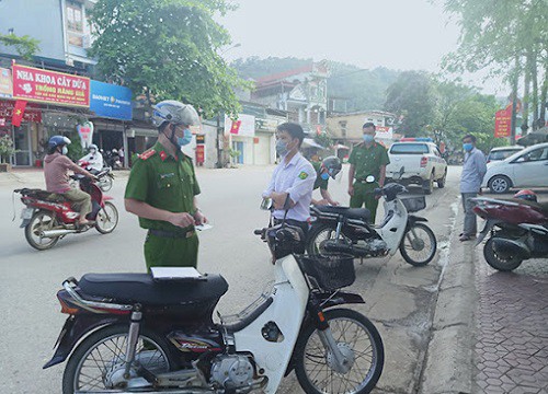 Quyết không đeo khẩu trang, cô gái lớn tiếng "cãi cùn" với bảo vệ: "Covid là cái gì?"