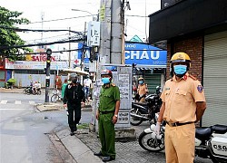 Ra đường muộn, thanh niên khóc than với công an phải về chăm con ốm, được tha liền viết status: "Diễn xuất sắc"