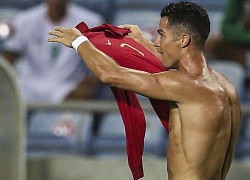 Ronaldo bị treo giò vì màn ăn mừng cởi áo