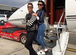 Ronaldo cùng bạn gái trở lại Manchester bằng máy bay riêng