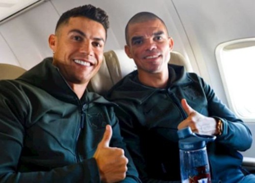 Ronaldo xem lại bàn thắng lịch sử trên xe buýt