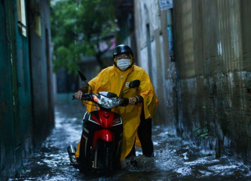 TP.HCM mưa to kèm gió giật mạnh