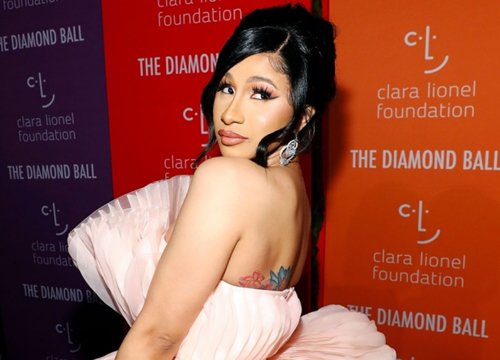 Trong cùng một ngày, cộng đồng fan Việt "náo loạn" với loạt bài đăng từ Cardi B và Lady Gaga