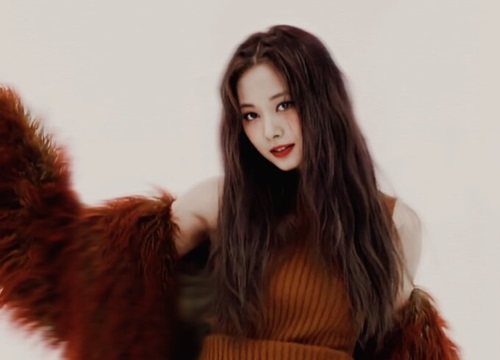 Ảnh tạp chí solo đầu tiên của Tzuyu: Mặt đẹp 'ngất ngây' nhưng tư thế bị chê